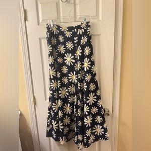 Daisy print baggy pants.